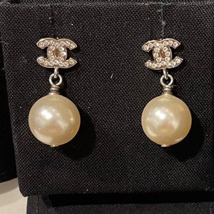 COPY - Chanel classic strass earrings. Silver hardware.